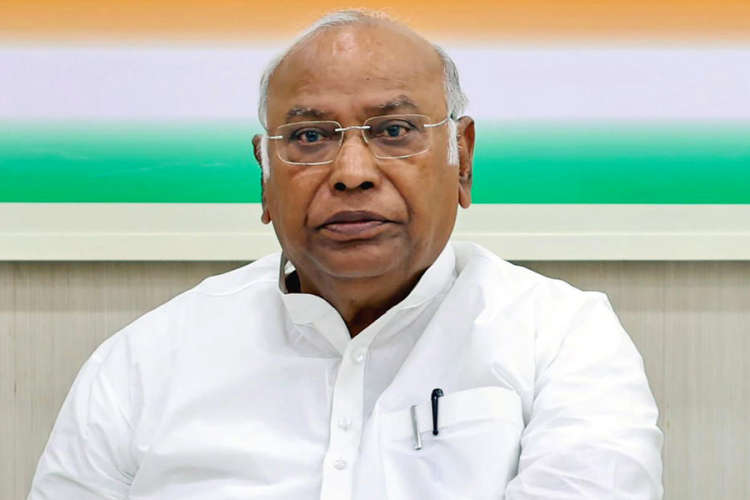 Mallikarjun Kharge Responds Strongly to PM Modis Remarks on Congress and Urban Naxals