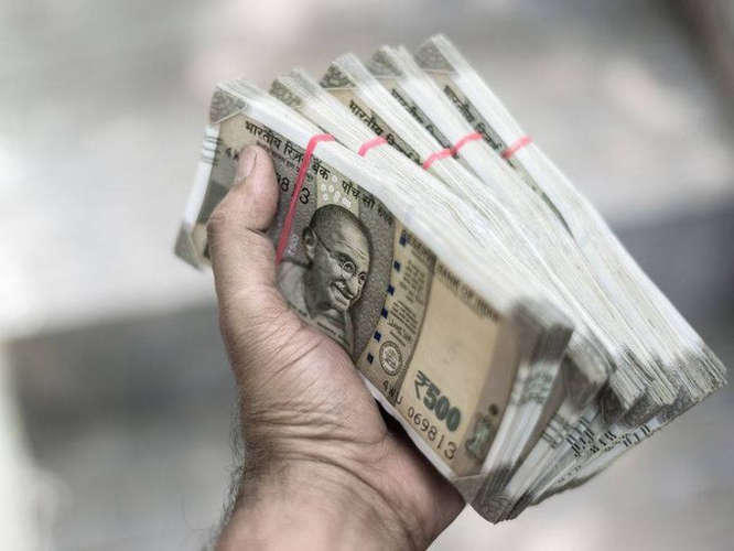 almost-19-lakh-rupee-seized-from-vallathol-nagar-man-in-custody