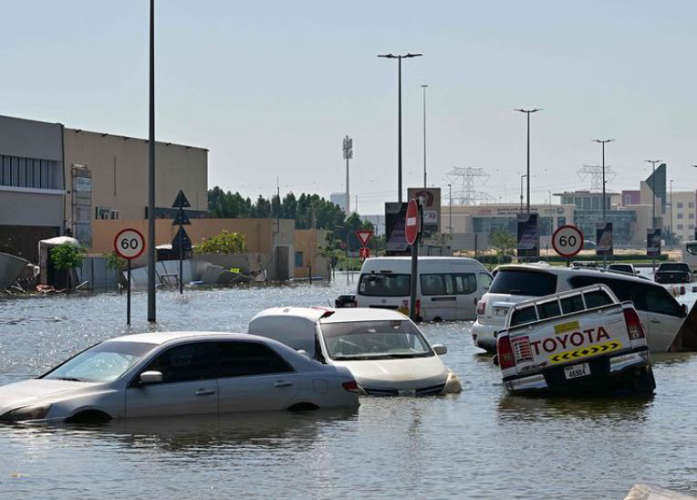 Instructions to remove the vehicles stuck in the flood in Dubai from the road