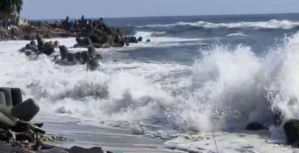Red alert for high waves on Kerala coast