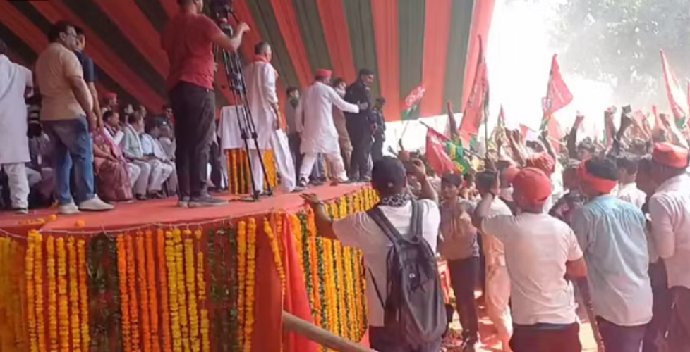 Rahul Gandhi Akhilesh Yadav rush out of Prayagraj rally amid ruckus by party workers