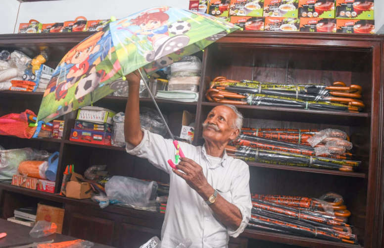 human-rights-activist-grow-vasu-making-umbrellas-for-livelihood