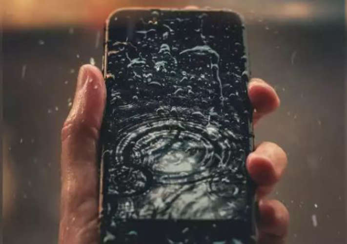 how-to-fix-water-damaged-smartphone-latestinfo