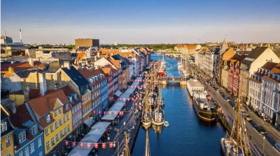 Earn free lunches and glasses of wine in this European country by picking up litter