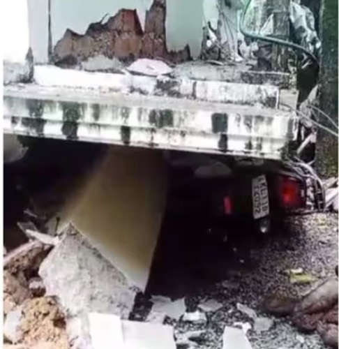 house-collapsed-first-floor-corkscrewed-itself-underground-olavanna-kozhikode