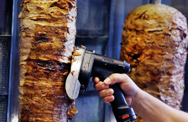 Muscat An electric knife should be used for cutting shawarma