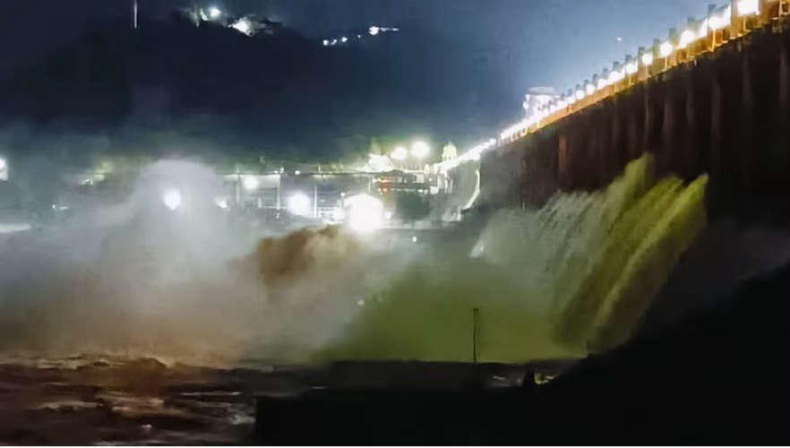 Tungabhadra dam gates chain snaps causing sudden outflow of 35000 cusec water