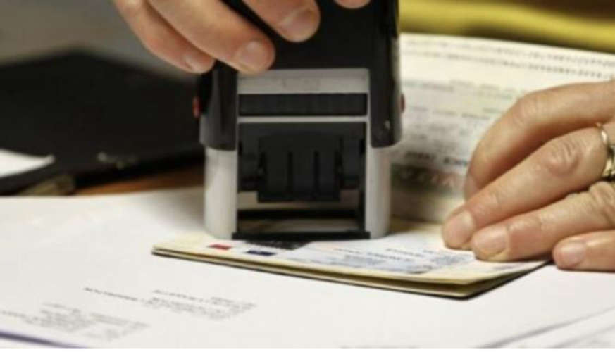 Heavy blow to expatriates Oman has announced a visa ban for these job sectors