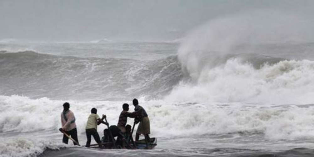 Yellow alert in seven districts Prohibition on fishing in Kerala-Lakshadweep coasts