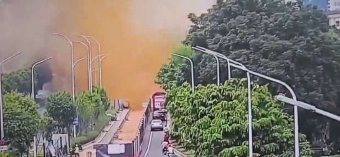 Sewage Pipe Explosion in Nanning Soaks Pedestrians and Vehicles in Human Waste