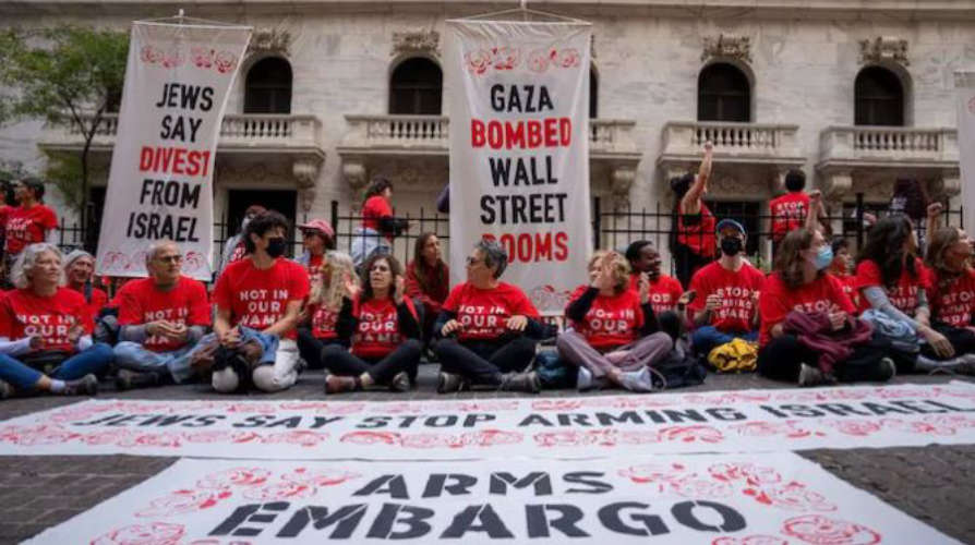 Pro-Palestinian Sit-In Outside NY Stock Exchange Ends in Mass Arrests