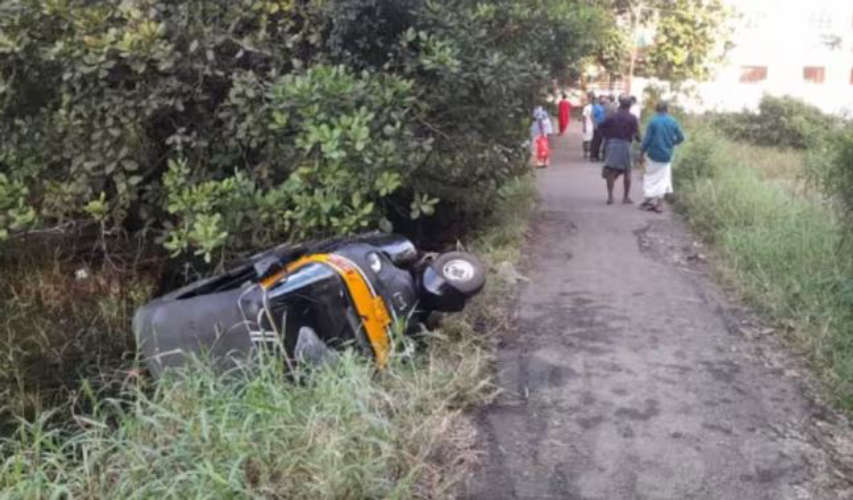 Drunk Auto-Rickshaw Driver Loses Control Plunges into Ditch with School Children Onboard