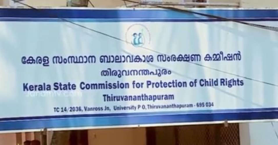 UKG student falls off bench while taking group photo Failure to treat Ordered to pay a fine of two lakhs