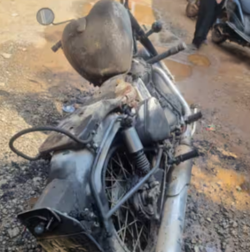 When he was about to get on the bike he caught fire with an explosion The couple escaped unscathed