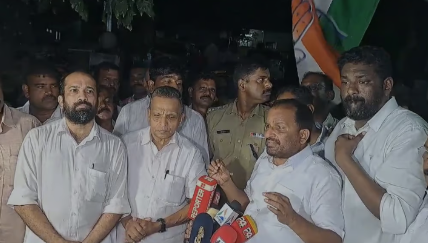 CPM-Congress clash in Chelakkara It is alleged that the CPM workers were brutally beaten while the police looked on