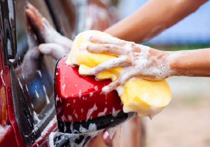 Abu Dhabi Restricts Car Wash Service Centers to UAE Nationals