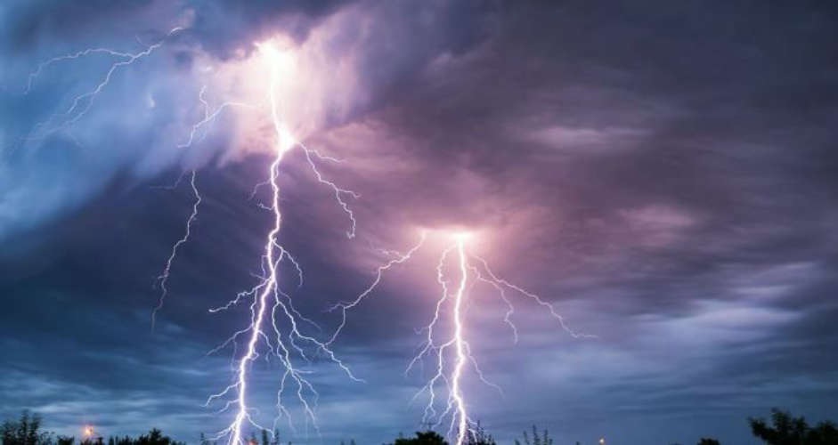 Two people who came to see Kaipuzha wind were struck by lightning