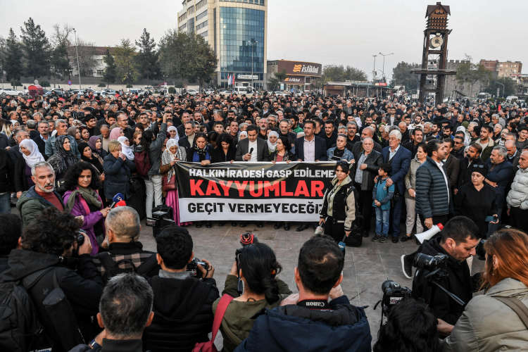 Turkey expels three mayors over alleged ties to pro-Kurdish party