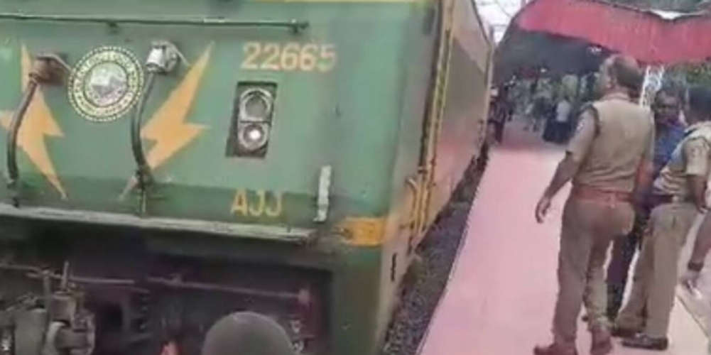 The dead body of the young man in the train that reached Farook railway station Doubt that he is a guest worker