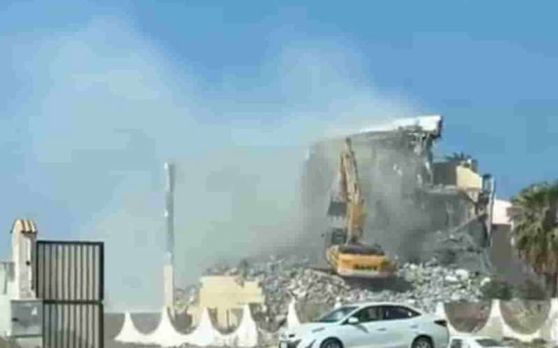 Jeddah Municipality Takes Down Unauthorized Structure