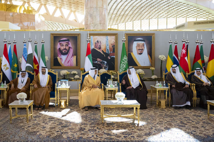 Sheikh Mansour Attends Arab Islamic Summit in Riyadh