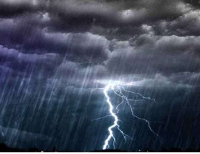 Chance of rain with thunder and lightning