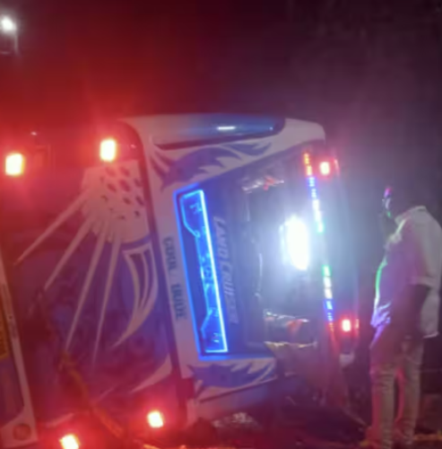 Mini bus carrying Sabarimala pilgrims overturned in Erumeli 5 injured