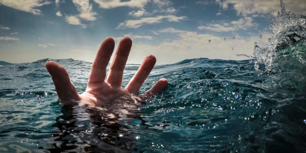 A student drowned while taking a bath with his friends