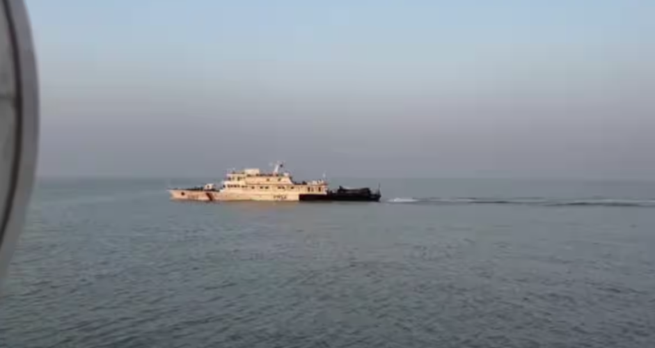 Coast Guard rescued 7 Indian fishermen who were detained by Pakistan