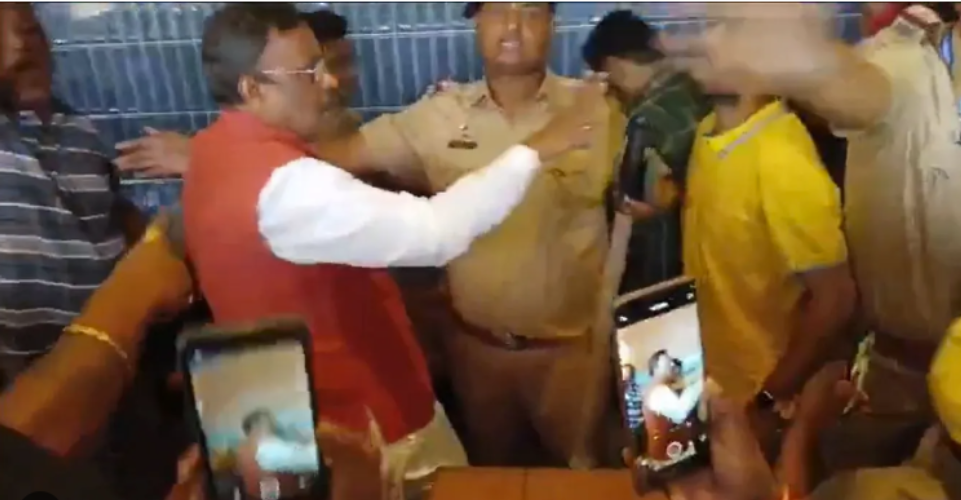 BJP Leader Accused Of Distributing Cash High Drama Before Maharashtra Polls
