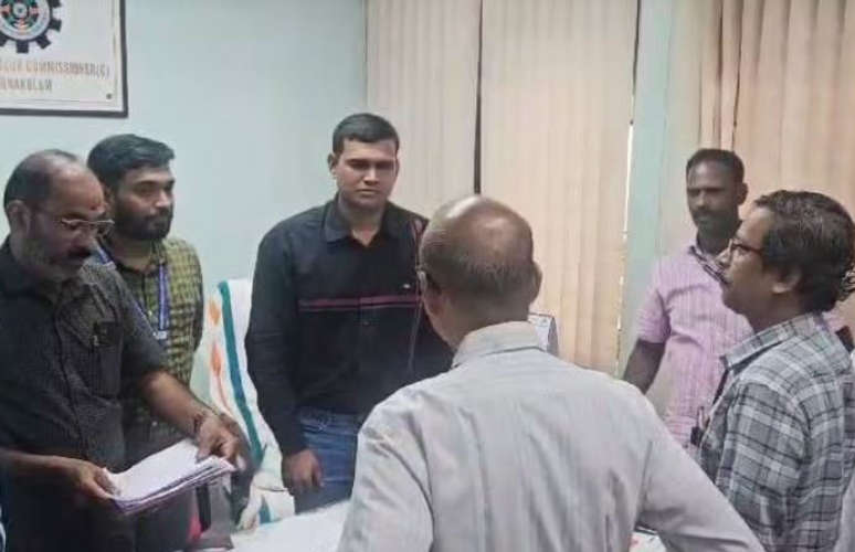 labour officer caught taking bribe of Rs 20000 for one certificate at the cost of Rs 1000