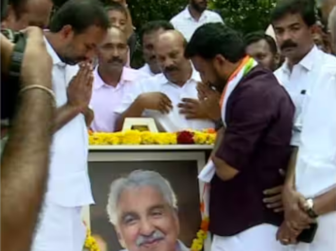 rahul-mankoottathil-reached-puthuppally-oommen-chandys-grave-and-laid-flowers