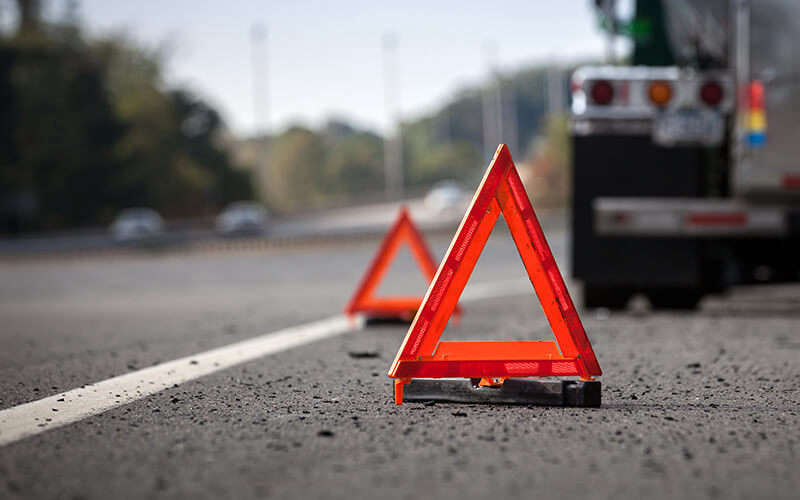 emergency-reflective-triangles-must-be-used-during-construction-works-on-the-road-warning