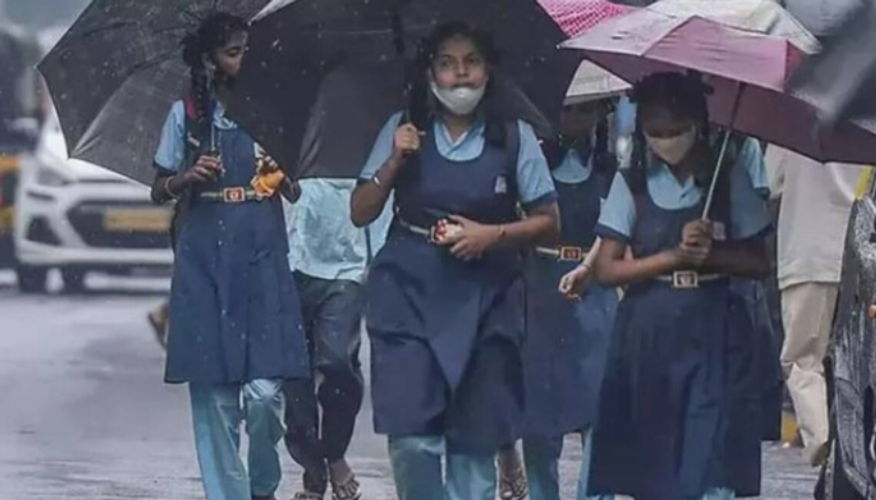 Extreme low pressure in Bay of Bengal heavy rains Tamil Nadu declares holiday for schools in 8 districts