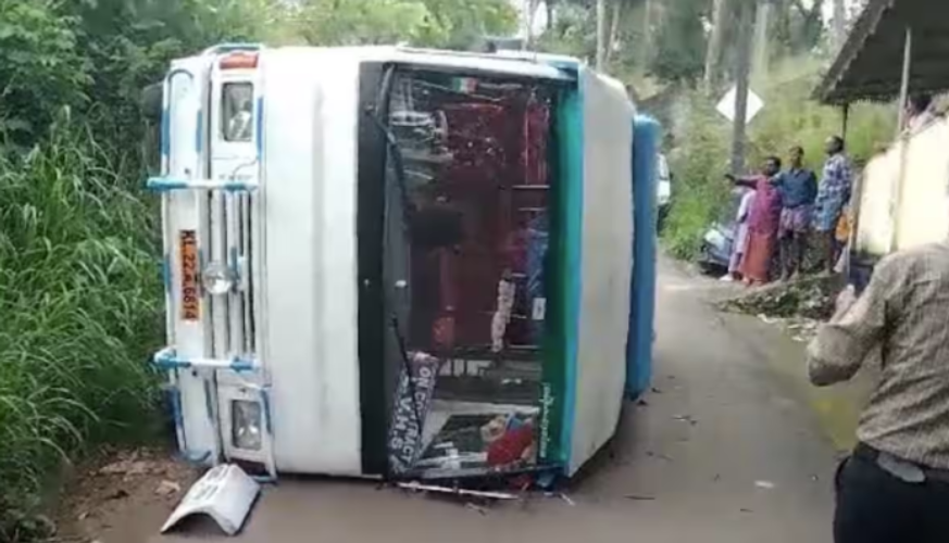 Tempo van carrying school students overturns in Thiruvananthapuram Eight children were injured in the accident