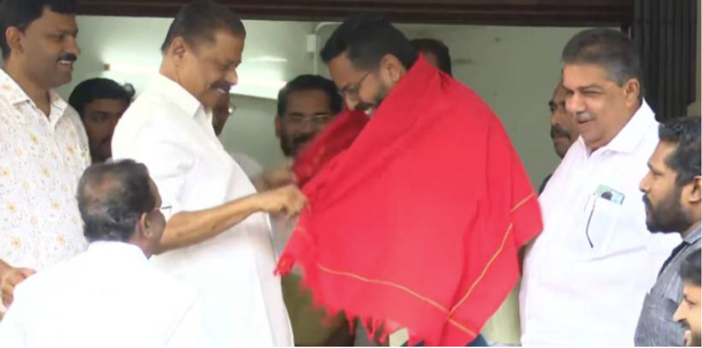 mv-govindan-welcomes-dr-p-sarin-at-akg-center