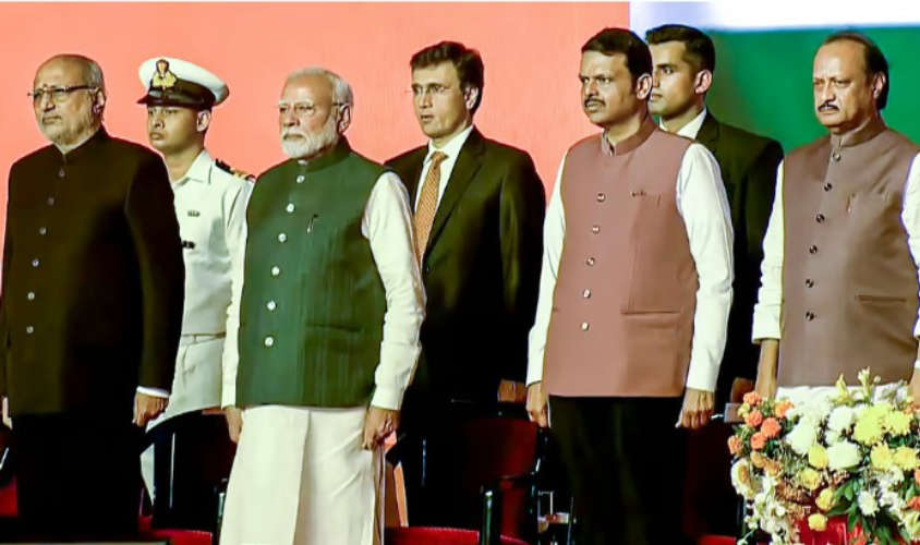 Devendra Fadnavis takes charge as Maharashtra Chief Minister Pawar and Shinde to lead along with him