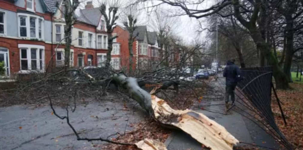 Dara by storm in Britain Cyclone leaves hundreds of thousands of homes in darkness floods