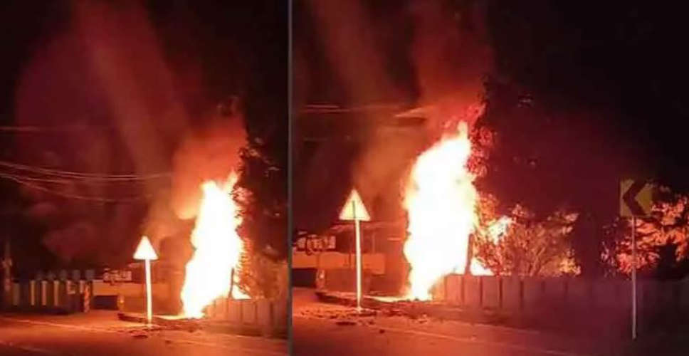 Shocking Accident in Pathanapuram Car Carrying Sabarimala Pilgrims Catches Fire After Crash