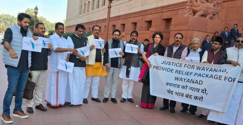 kerala-mps-protest-demanding-special-package-for-wayanad-landslide-victims