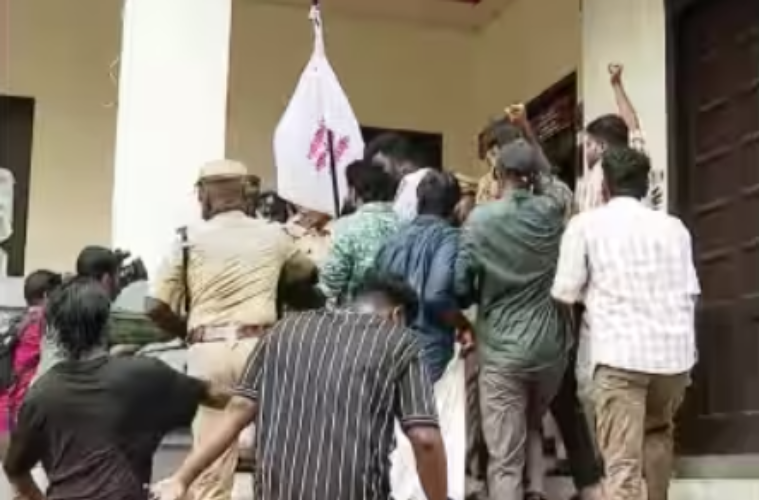 sfi-protest-against-governor-arif-mohammed-khan-in-kerala-university-campus