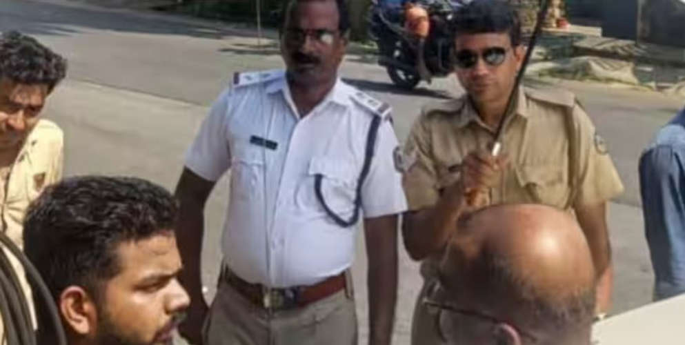 A private bus kept running on the Kozhikode-Kannur route despite being shown the hand of the traffic police  The traffic police followed and caught him