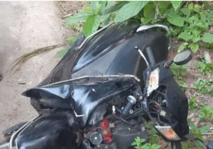 Wild buffalo attack while traveling on a scooter Injury to youth