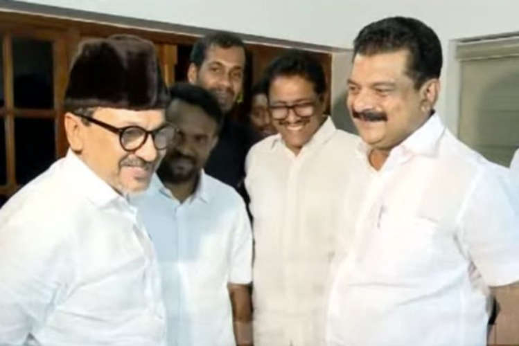 pv-anvar-mla-met-panakkad-sadiq-ali-shihab-thangal