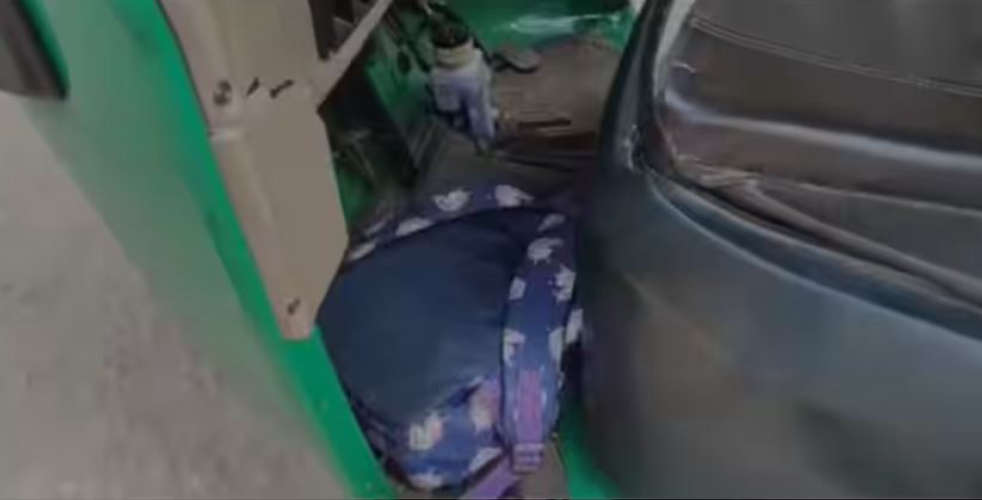 An autorickshaw carrying school students overturned in Kumaranallur accident