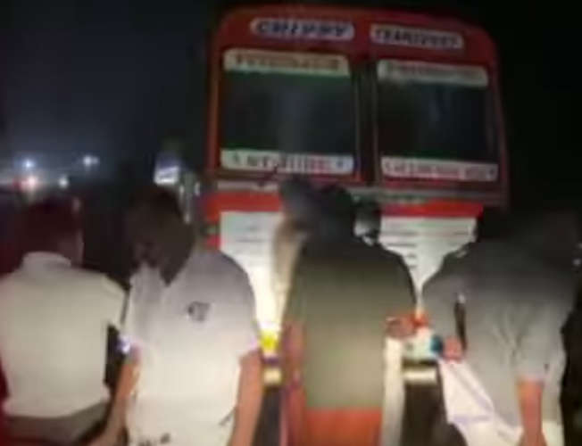 The lorry that came to dump the toilet waste was caught by the locals