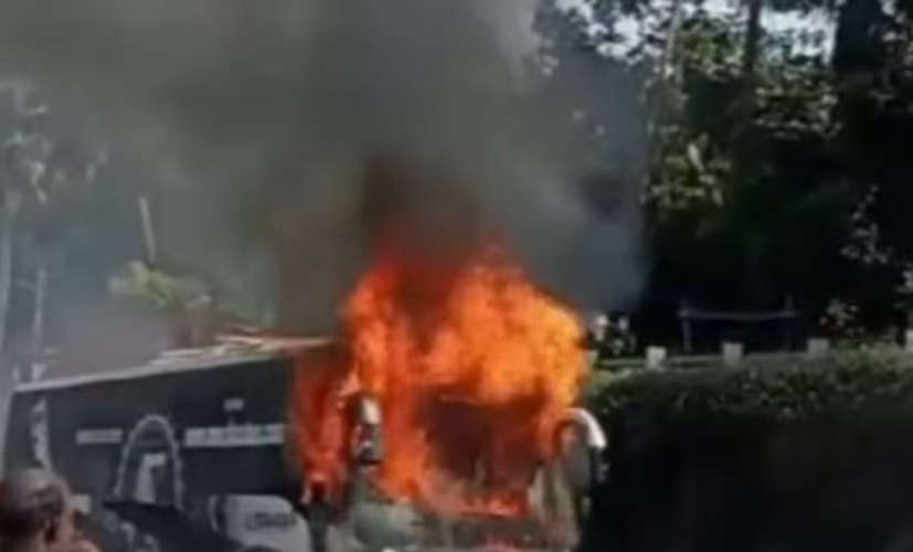 tourist-bus-caught-fire-in-kazhakkoottam-latest