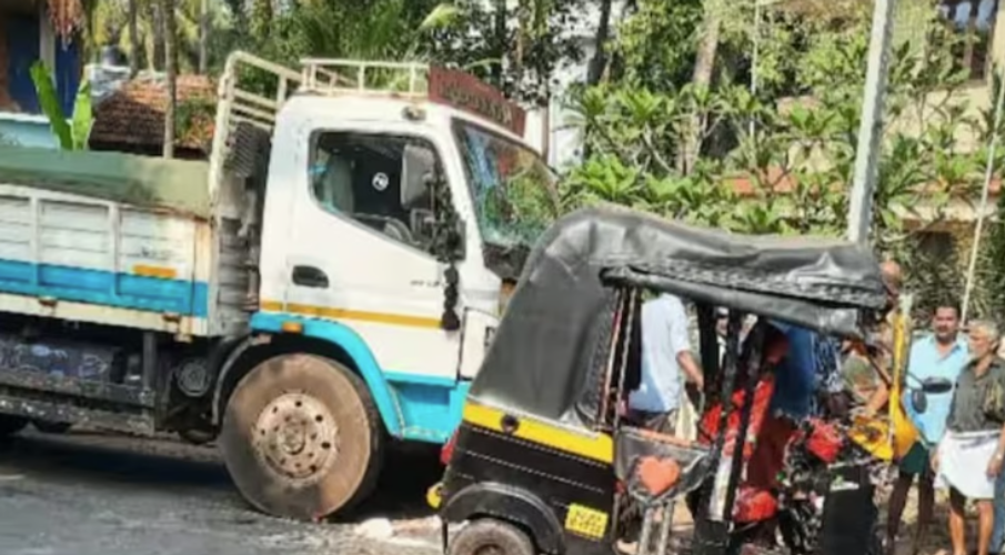 Lorry hit behind auto in Kannur two dead