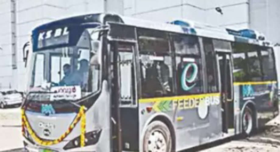 Kochi Metro Bus Service is well received More than 1 lakh revenue on the first day