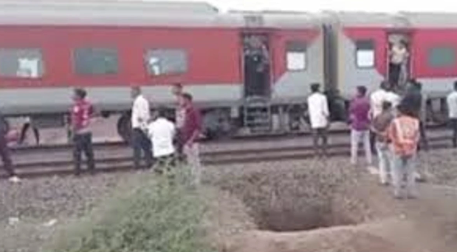 Rumor that the train caught fire took it and jumped in front of another train  Tragic accident in Maharashtra